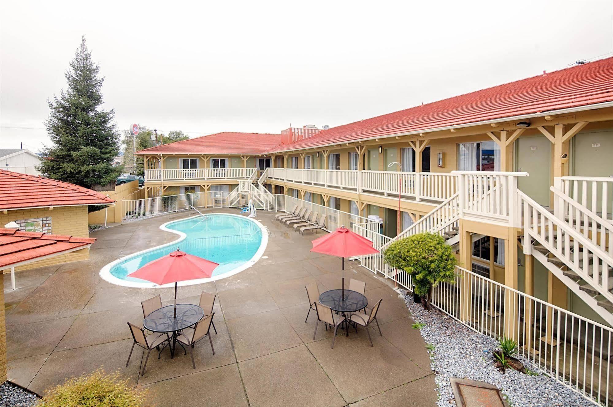 Red Lion Inn & Suites Redding Esterno foto